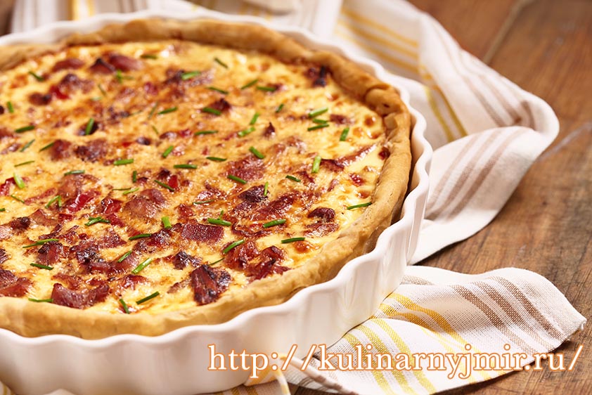 Savory pie with chicken, bacon, onion and pepper