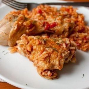 Курица с рисом в томате — вкусное, сытное и доступное блюдо!