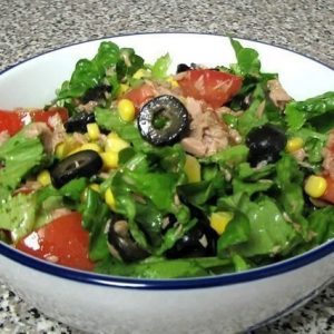 Зеленый салат с тунцом — легкий, низкокалорийный и очень полезный!