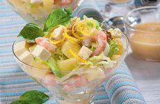 Салат с ананасом, сыром фета и креветками — очень простой, легкий и просто восхитительный салатик!