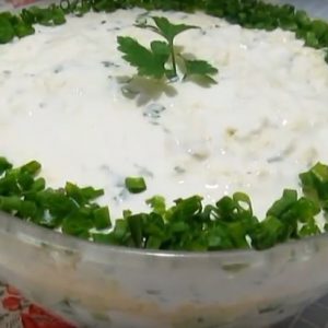 Слоеный салат с курицей и сыром — очень простой, быстрый и вкусный салатик!