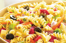 Итальянский салат с макаронами — готовится быстро, а поедается с удовольствием!