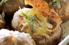 Запеченная картошка с сыром — простое и вкусное блюдо!