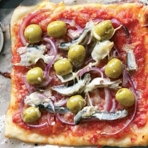 Пицца с килькой и оливками — это вкусно!