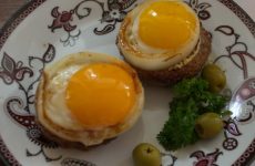 Бифштекс с яйцом и луком — популярное сытное блюдо!