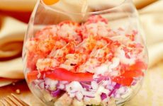 Овощной салат с раковыми шейками — наслаждение вкусом!
