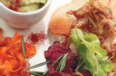 Гуакамоле с овощными чипсами — нечто очень оригинальное!