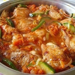 Ароматная курица с кабачками в соусе — быстрое и очень ароматное блюдо!