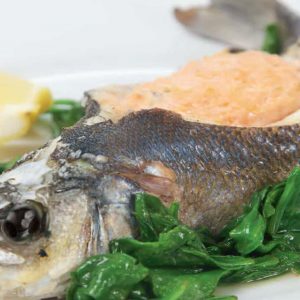 Белая рыба, фаршированная муссом из лосося со шпинатом — необычное, но вкусное сочетание!