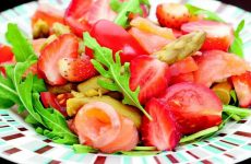 Салат из лосося со спаржей и клубникой — красив и оригинален по вкусу!
