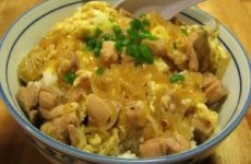 Японский омлет с рисом и курицей — традиционное японское блюдо!