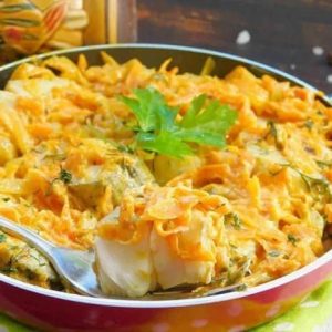 Минтай с овощами в сметанном соусе — вкусный и очень простой рецепт!