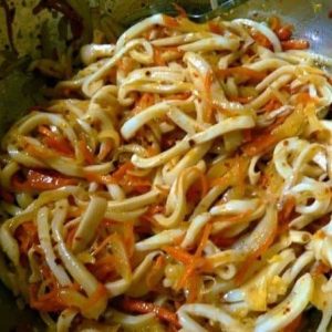 Теплый салат «Оранжевый кальмар» — приготовь, не пожалеешь!