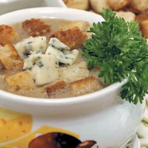 Суп с грибами, сухариками и сыром с благородной плесенью — ароматный и очень вкусный сливочный суп!