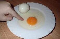 Полезно знать — как проверить свежее ли яйцо!
