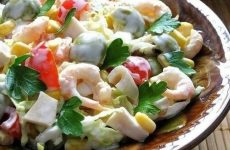 Салат с креветками, кальмарами, оливками и кукурузой — это вкусно и просто!