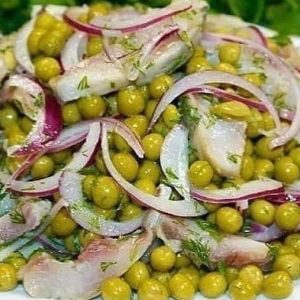 Салат из сельди и зеленого горошка —  простой, но оооочень вкусный салат!