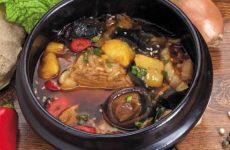 Корейский суп (감자탕) из свиных костей с картофелем — простой, сытный корейский суп!