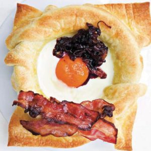 Яйцо в слоеной корзиночке — вкусная, простая идея для завтрака!