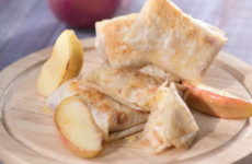 Лаваш с яблоками в мультиварке — очень легкое, простое в приготовлении блюдо!