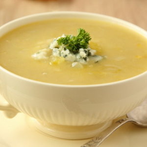Луковый суп с сельдереем и голубым сыром — очень вкусный!