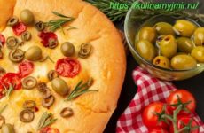 Мини — пицца с грудинкой, помидорами и оливками!