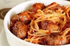 Спагетти с мясными шариками в томатном соусе — классическое итальянское блюдо!
